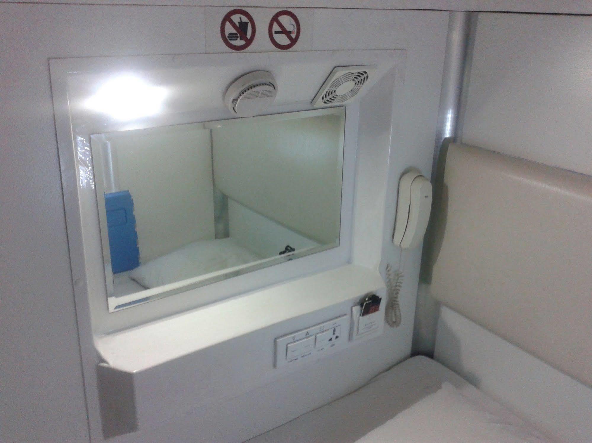 Ufo Capsule Hotel Kuala Lumpur Exterior foto